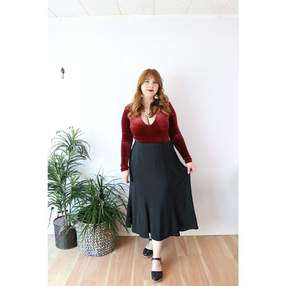 SIZE 2X / 24W 80s Solid Black Fluted Skirt Midi Length Basic - Picture 3 of 8
